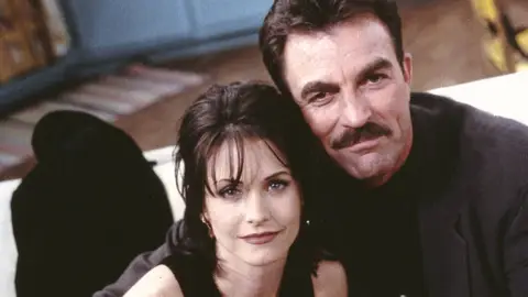 Monica Geller (Courtney Cox) y Richard Burke (Tom Selleck) en Friends Monica Geller (Courtney Cox) y Richard Burke (Tom Selleck) en Friends