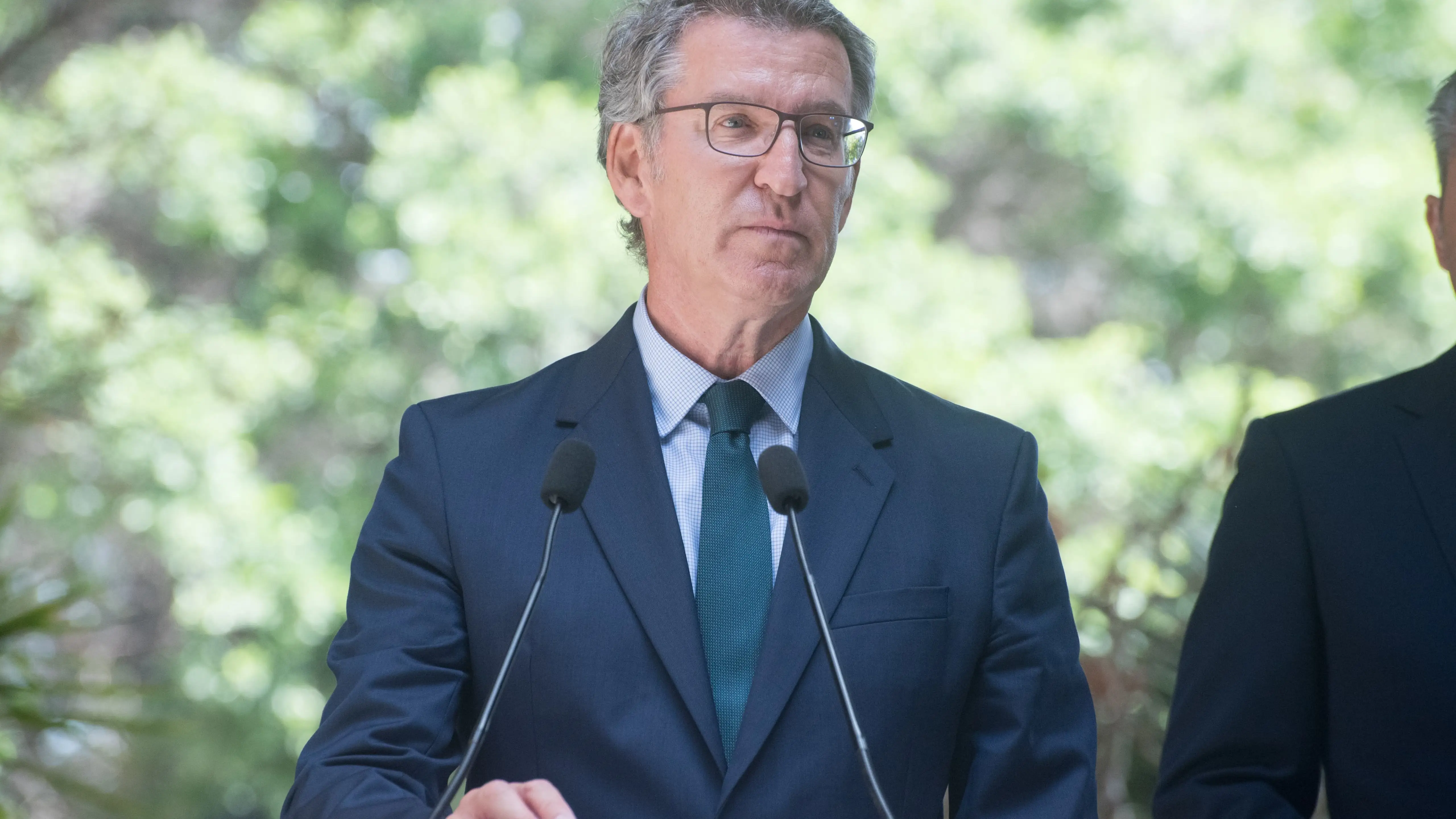 Feijóo El líder de la oposición y presidente del PP, Alberto Núñez Feijóo; durante una rueda de prensa tras una reunión, en la sede de la Presidencia del Gobierno de Canarias, a 10 de septiembre de 2024, en Santa Cruz de Tenerife, Tenerife, Canarias (España). Durante el encuentro, han abordado la crisis migratoria en Canarias y han explorado vías de solución. Además, durante la reunión han avanzado en la reforma de la ley de extranjería que está bloqueada en el Congreso y permitirá hacer la derivaci...