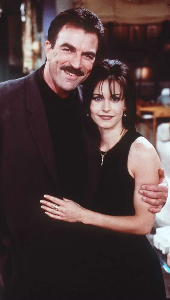 Monica Geller (Courtney Cox) y Richard Burke (Tom Selleck) en Friends Monica Geller (Courtney Cox) y Richard Burke (Tom Selleck) en Friends