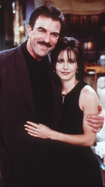 Monica Geller (Courtney Cox) y Richard Burke (Tom Selleck) en Friends