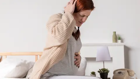 Mujer embarazada con dolor de cabeza Mujer embarazada con dolor de cabeza