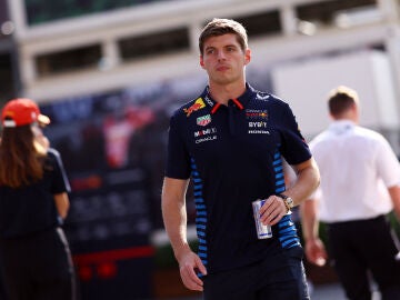 Max Verstappen camina por el Baku City Circuit