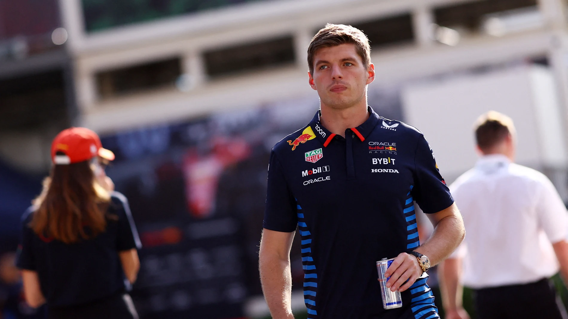 Max Verstappen camina por el Baku City Circuit Max Verstappen camina por el Baku City Circuit