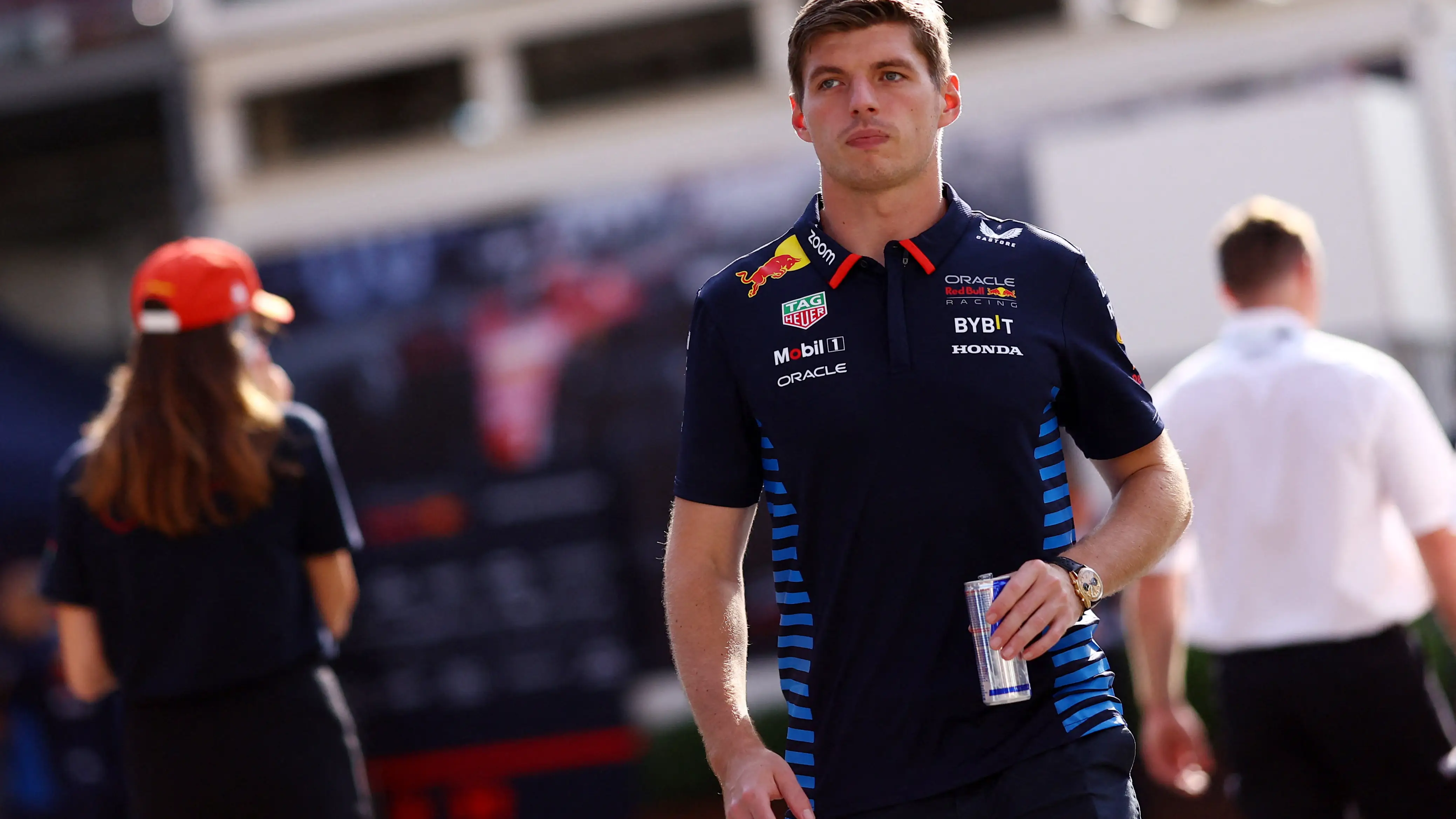 Max Verstappen camina por el Baku City Circuit Max Verstappen camina por el Baku City Circuit