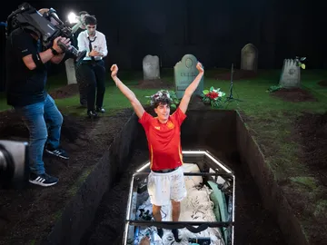 ¡Reto superado! Plex 'vuelve a la vida' tras pasar 48 horas enterrado ¡Reto superado! Plex 'vuelve a la vida' tras pasar 48 horas enterrado