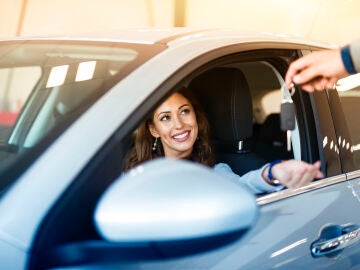 Mujer compra un coche