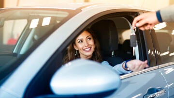 Mujer compra un coche