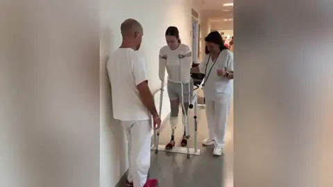 Carla Maronda reaprende a andar tras perder las piernas y brazos por ...