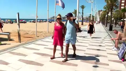 El turista sénior se dispara El turista sénior se dispara