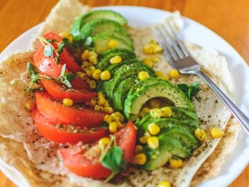 Plato vegetariano a base de tomate, aguacate y maiz