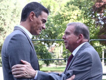 El presidente del Gobierno, Pedro Sánchez, recibe a Edmundo González en el Palacio de la Moncloa