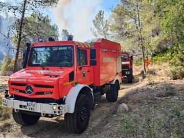 Un incendio forestal obliga a desalojar diez viviendas y cerrar vías de acceso en Simat de la Valldigna (Valencia)