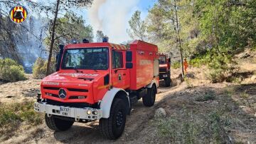 Un incendio forestal obliga a desalojar diez viviendas y cerrar vías de acceso en Simat de la Valldigna (Valencia)