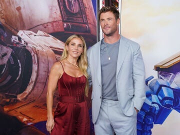 Chris Hemsworth y Elsa Pataky en el estreno de Transformers One