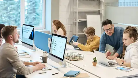 Un equipo trabaja en una oficina Un equipo trabaja en una oficina