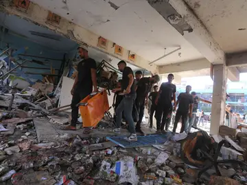 Ruinas de un nuevo bombardeo israelí contra una escuela de refugiados Ruinas de un nuevo bombardeo israelí contra una escuela de refugiados