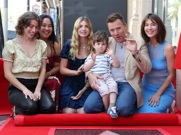 Ewan McGregor recibiendo su estrella en el Paseo de la Fama de Hollywood acompañado de su familia Ewan McGregor recibiendo su estrella en el Paseo de la Fama de Hollywood acompañado de su familia