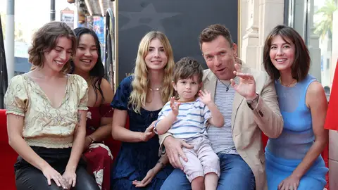 Ewan McGregor recibiendo su estrella en el Paseo de la Fama de Hollywood acompañado de su familia Ewan McGregor recibiendo su estrella en el Paseo de la Fama de Hollywood acompañado de su familia