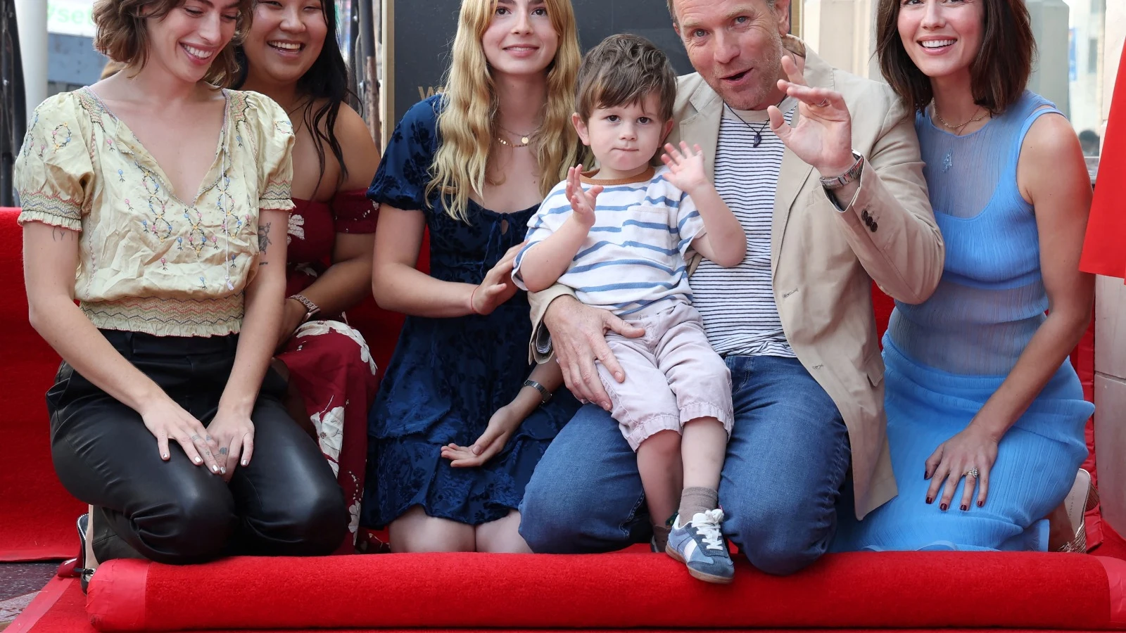 Ewan McGregor recibiendo su estrella en el Paseo de la Fama de Hollywood acompañado de su familia Ewan McGregor recibiendo su estrella en el Paseo de la Fama de Hollywood acompañado de su familia