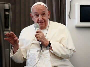 El Papa Francisco atiende a los medios en el avión papal