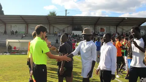 Refugiados conocen a los jugadores de la Sociedad Deportiva Monterroso Refugiados conocen a los jugadores de la Sociedad Deportiva Monterroso