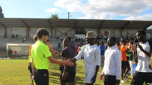 Refugiados conocen a los jugadores de la Sociedad Deportiva Monterroso