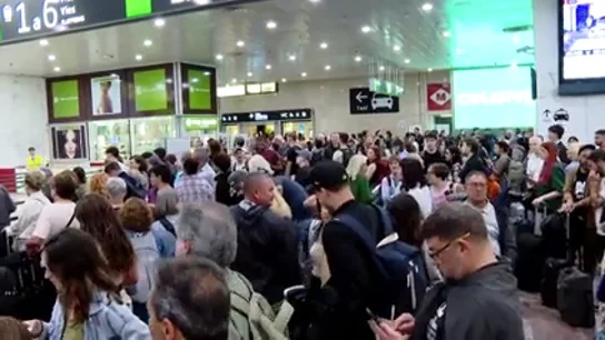 El descarrilamiento de un tren en la estación de Sants paraliza la circulación de más de una decena de trenes El descarrilamiento de un tren en la estación de Sants paraliza la circulación de más de una decena de trenes