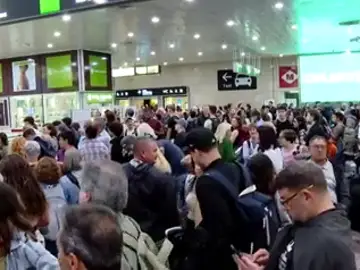 El descarrilamiento de un tren en la estación de Sants paraliza la circulación de más de una decena de trenes El descarrilamiento de un tren en la estación de Sants paraliza la circulación de más de una decena de trenes