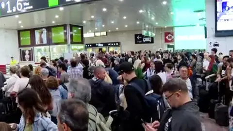 El descarrilamiento de un tren en la estación de Sants paraliza la circulación de más de una decena de trenes El descarrilamiento de un tren en la estación de Sants paraliza la circulación de más de una decena de trenes