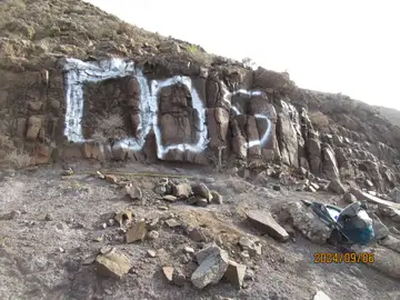 Uno de los grafitis en una montaña protegida de Fuerteventura Uno de los grafitis en una montaña protegida de Fuerteventura