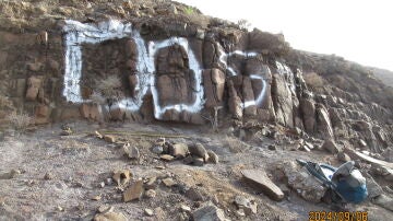 Uno de los grafitis en una montaña protegida de Fuerteventura 