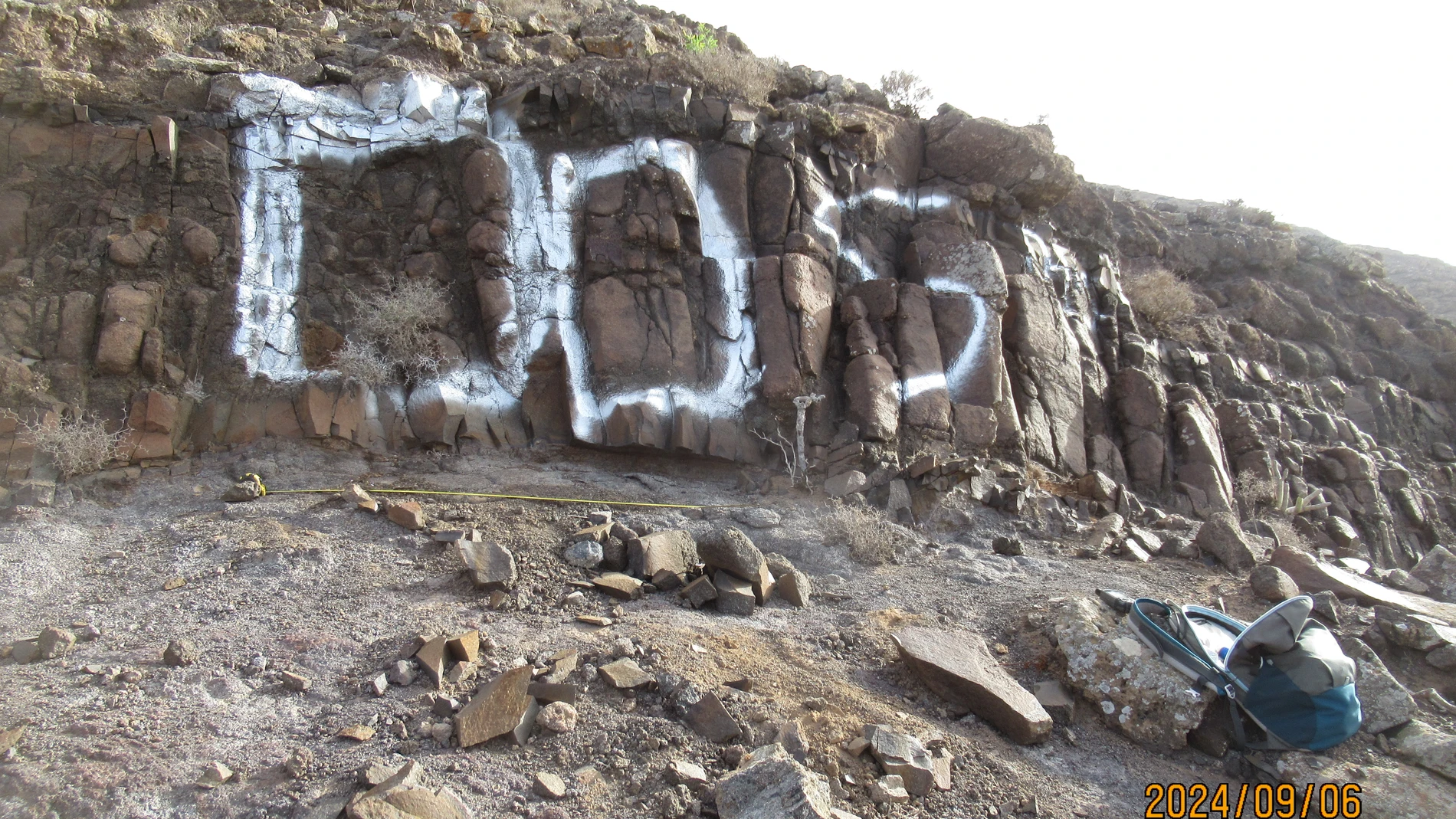 Uno de los grafitis en una montaña protegida de Fuerteventura Uno de los grafitis en una montaña protegida de Fuerteventura