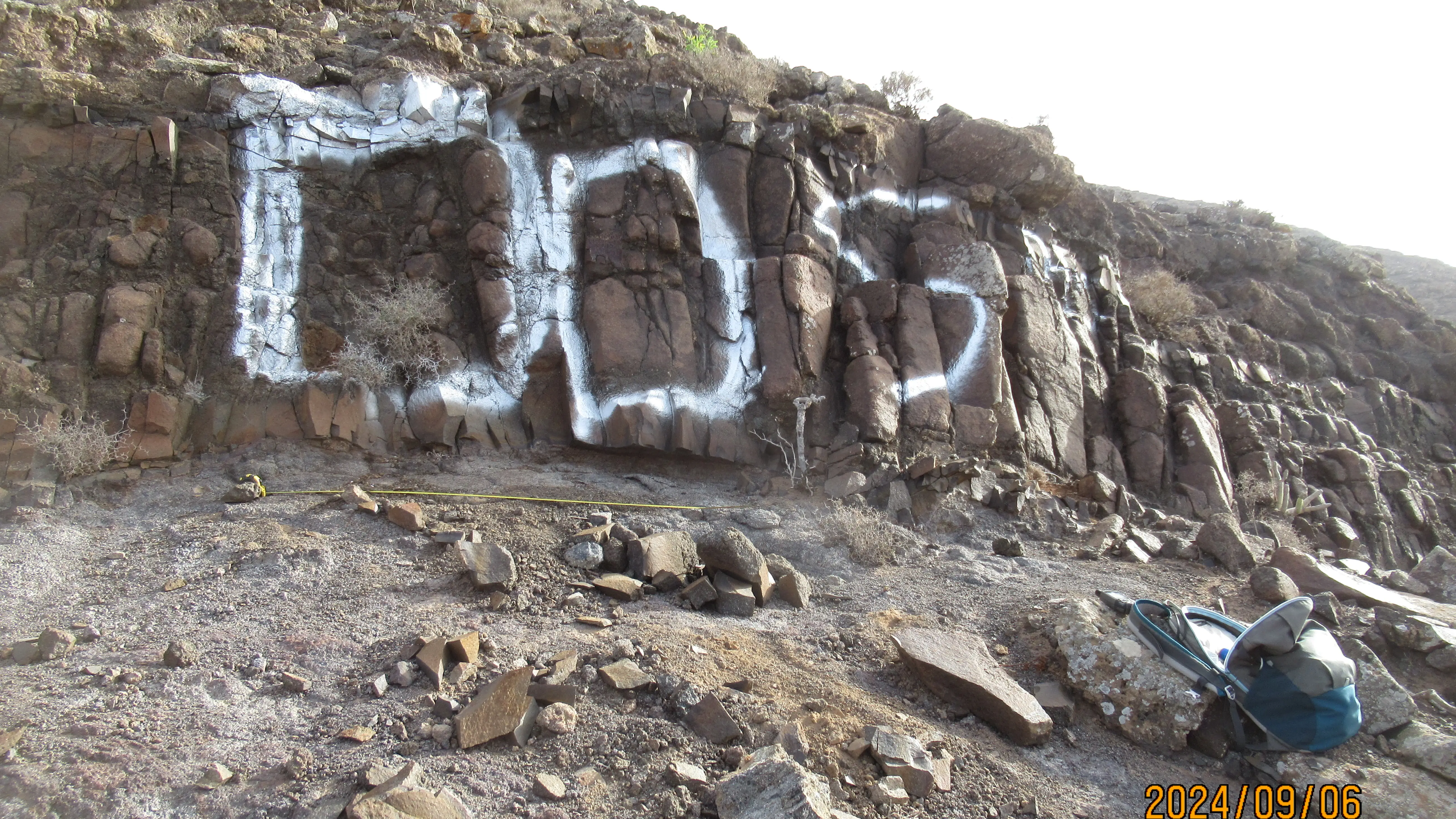 Uno de los grafitis en una monta&ntilde;a protegida de Fuerteventura 