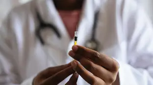 Un médico preparando una vacuna Un médico preparando una vacuna