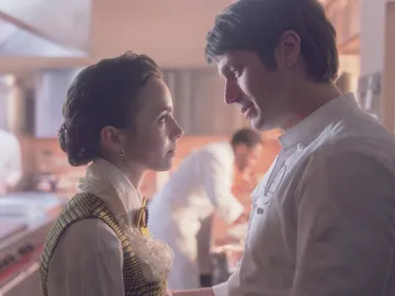 Lily Collins y Lucas Bravo en la temporada 4 de Emily en París Lily Collins y Lucas Bravo en la temporada 4 de Emily en París