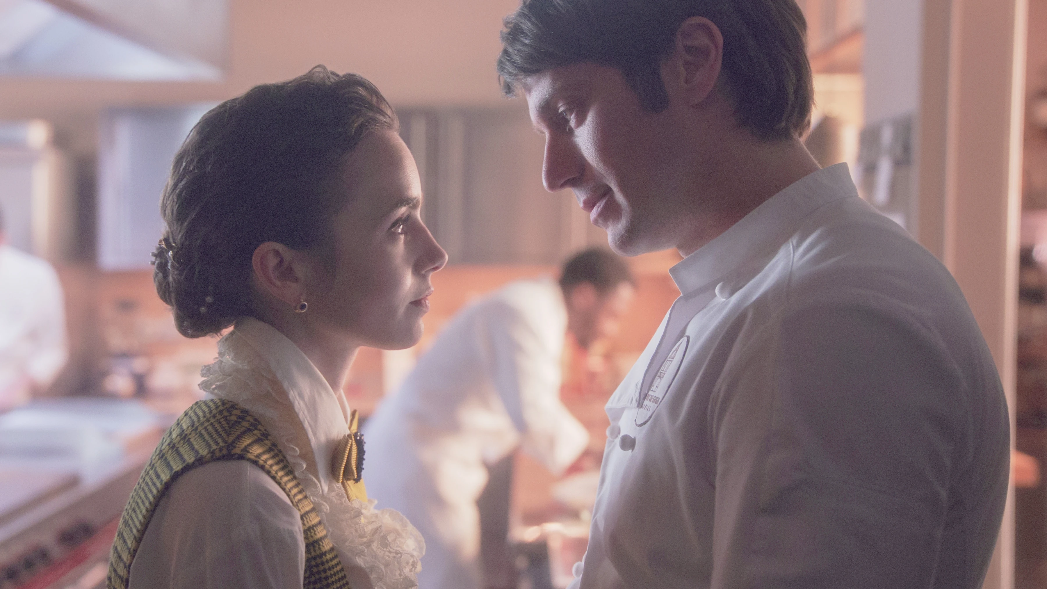 Lily Collins y Lucas Bravo en la temporada 4 de Emily en Par&iacute;s