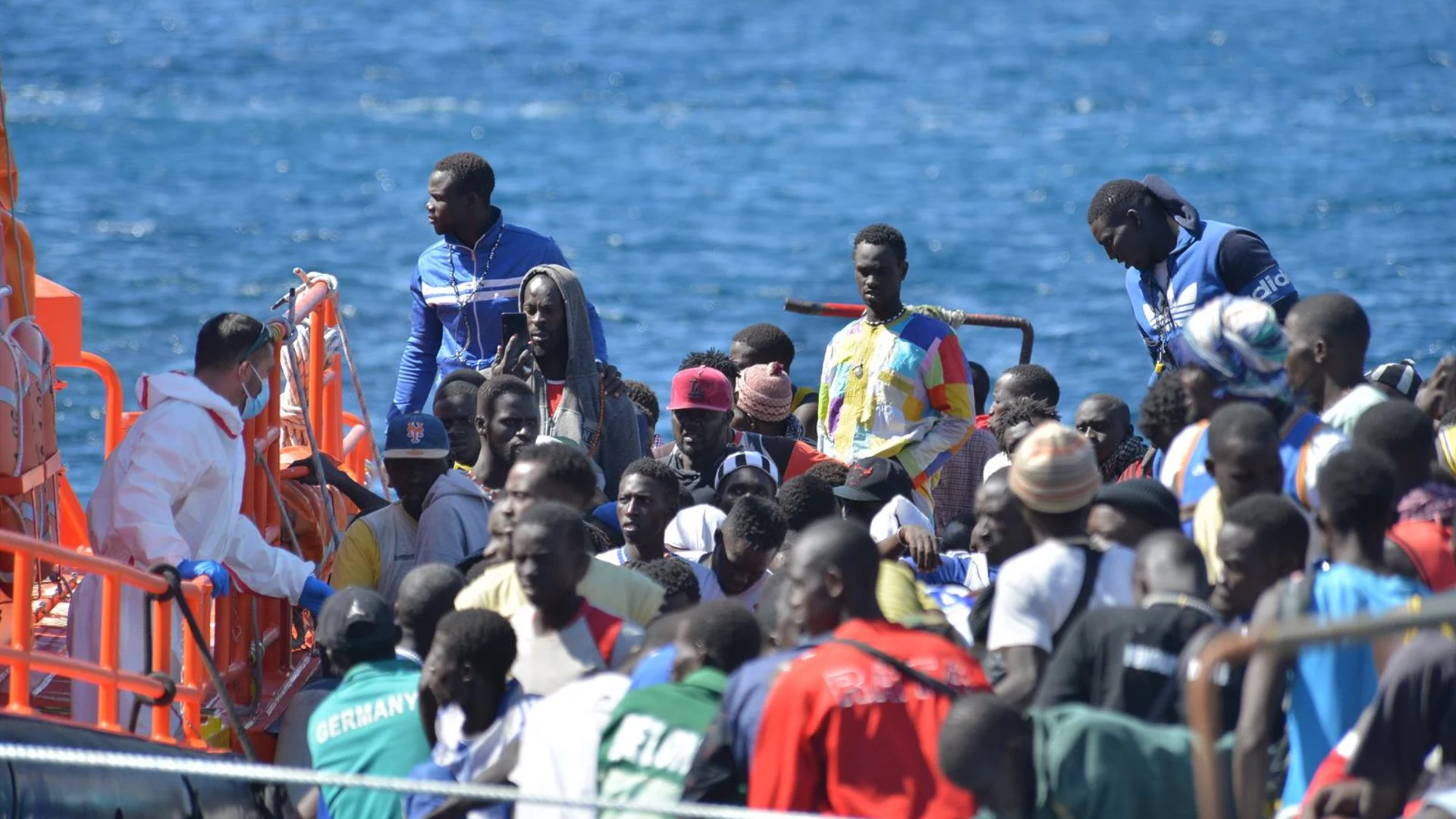 Un cayuco con 43 migrantes llega por sus propios medios al puerto de La Estaca (El Hierro) Un cayuco con 43 migrantes llega por sus propios medios al puerto de La Estaca (El Hierro)