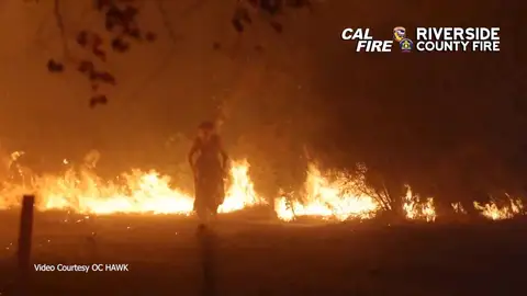 Una mujer huye a pie de las llamas de los incendios de California Una mujer huye a pie de las llamas de los incendios de California