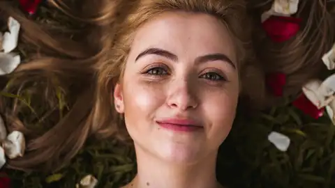 Rostro de una mujer joven Rostro de una mujer joven