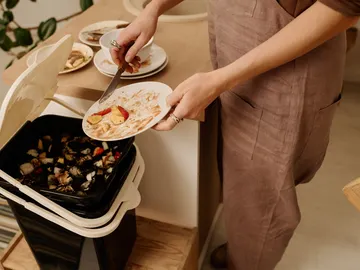 Tirar comida a la basura Tirar comida a la basura