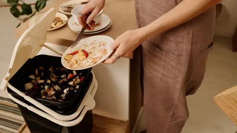 Tirar comida a la basura Tirar comida a la basura