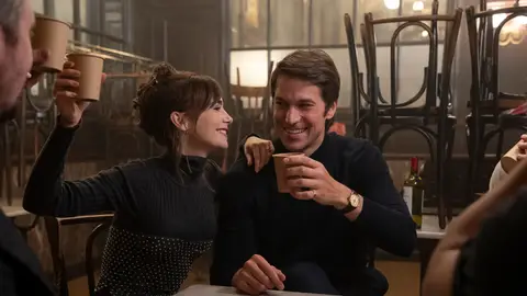 Lily Collins y Lucas Bravo en la temporada 4 de Emily en París Lily Collins y Lucas Bravo en la temporada 4 de Emily en París