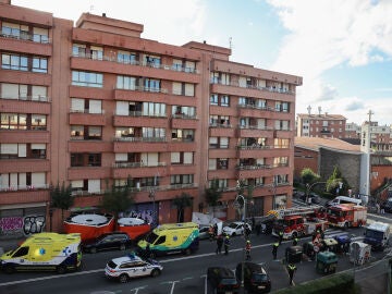 Imagen de la vivienda desde la que ha saltado un hombre en Bilbao