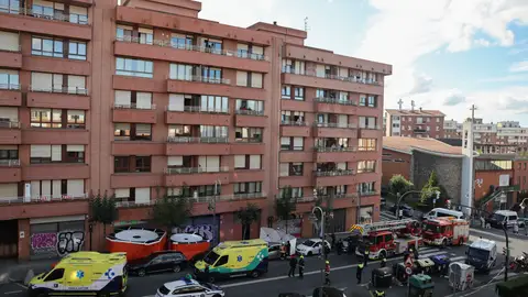 Imagen de la vivienda desde la que ha saltado un hombre en Bilbao Imagen de la vivienda desde la que ha saltado un hombre en Bilbao
