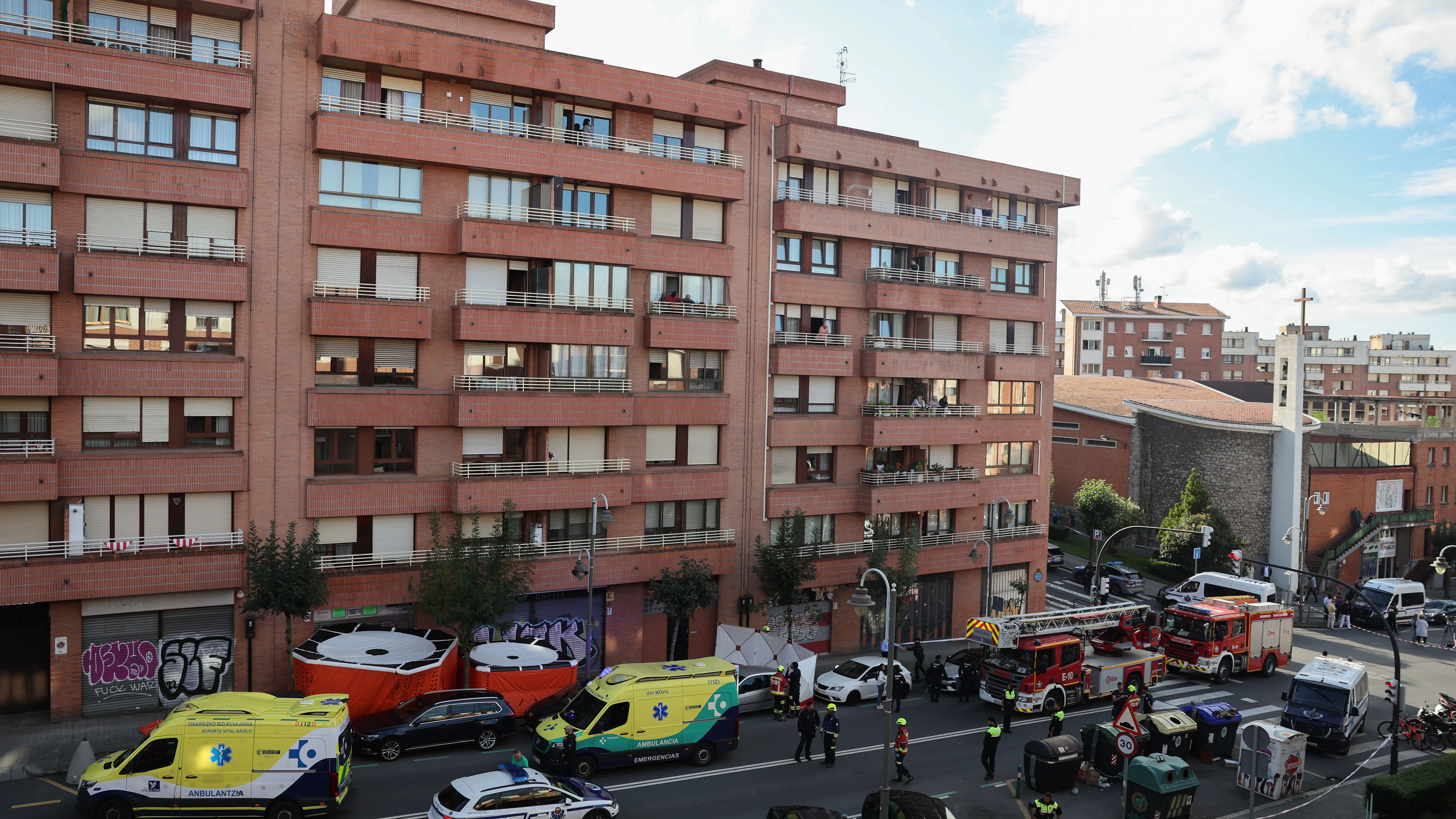Imagen de la vivienda desde la que ha saltado un hombre en Bilbao