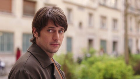 Lucas Bravo como Gabriel en la temporada 4 de Emily en París