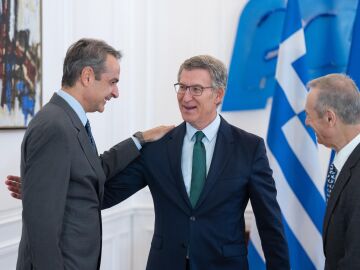 El primer ministro de Grecia, Kyriakos Mitsotakis, recibe al presidente del Partido Popular en Atenas