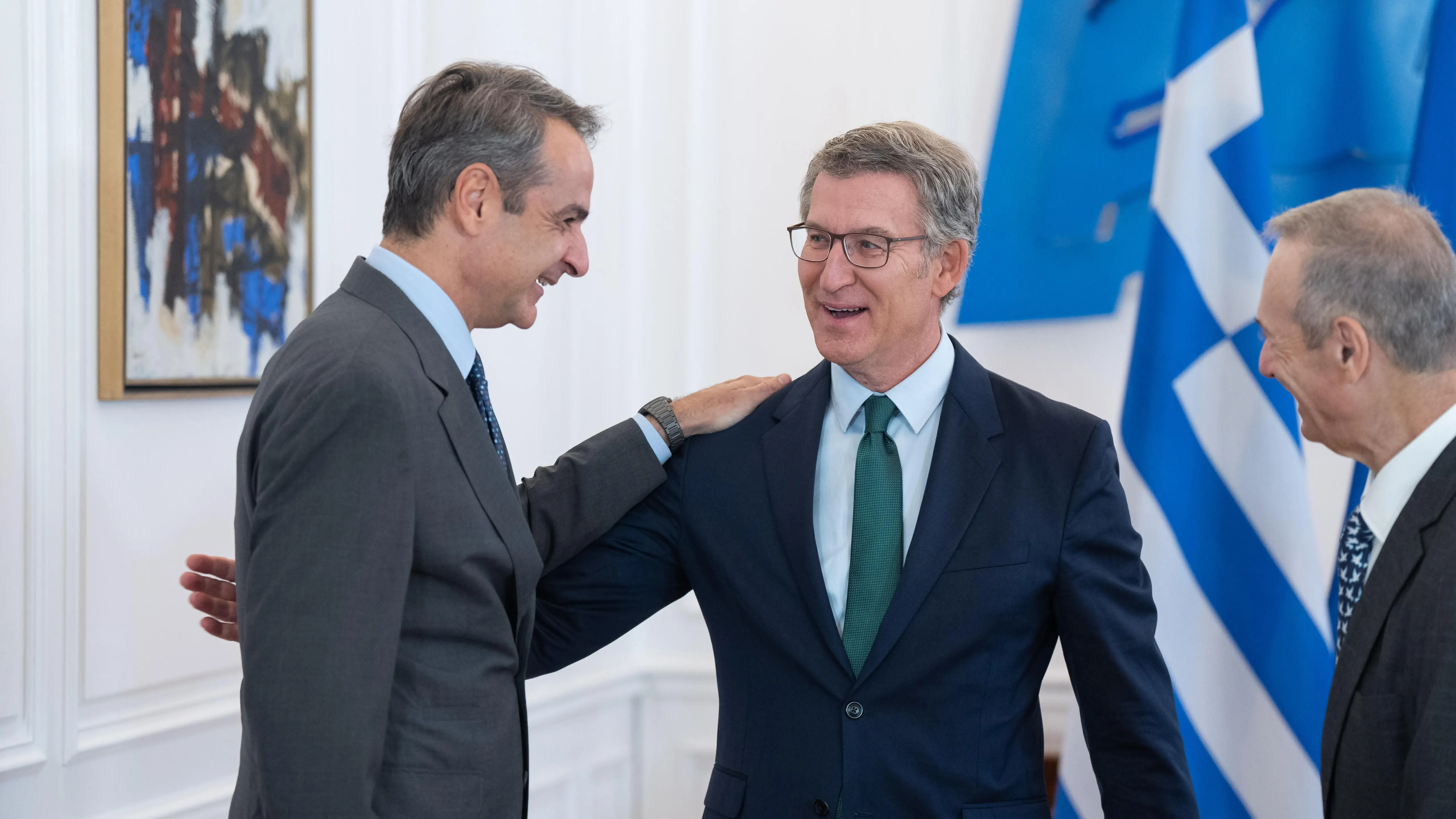 El primer ministro de Grecia, Kyriakos Mitsotakis, recibe al presidente del Partido Popular en Atenas
