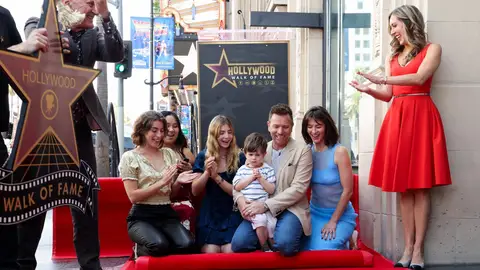 Ewan McGregor recibiendo su estrella en el Paseo de la Fama de Hollywood acompañado de su familia Ewan McGregor recibiendo su estrella en el Paseo de la Fama de Hollywood acompañado de su familia