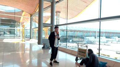 Así es la vida en el aeropuerto de los 'sintecho'